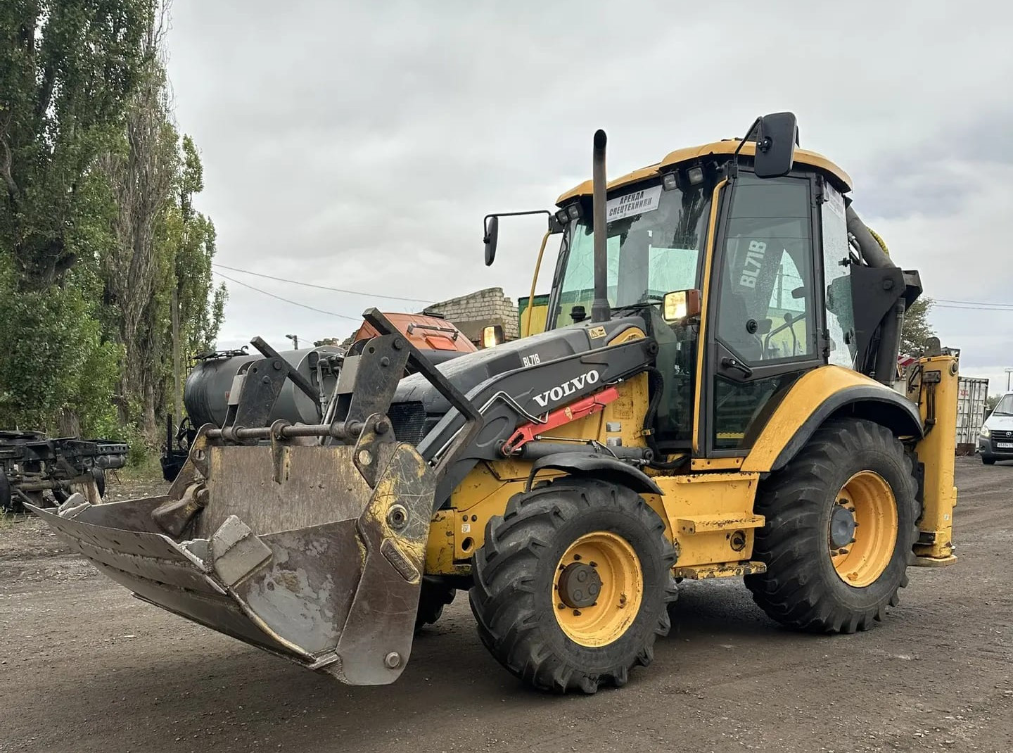 Экскаватор-погрузчик Volvo BL71B