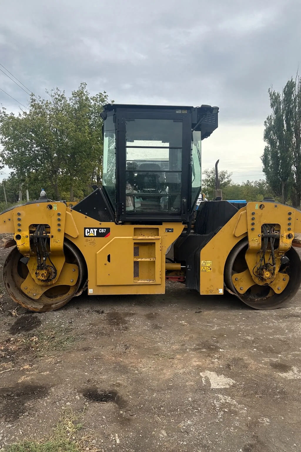 Асфальтовый вибрационный каток Caterpillar CB7
