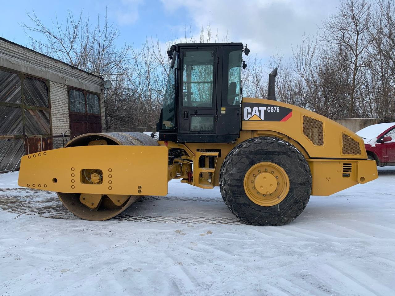 Каток грунтовый Caterpillar CS76